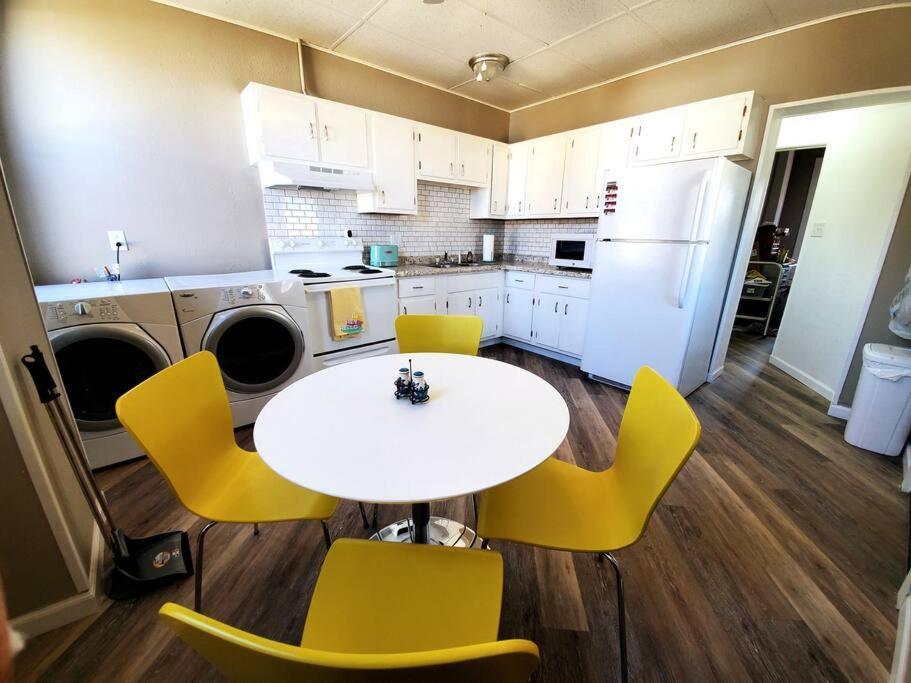 Downtown Getaway, Historic & Peaceful, Free Bikes Apartment