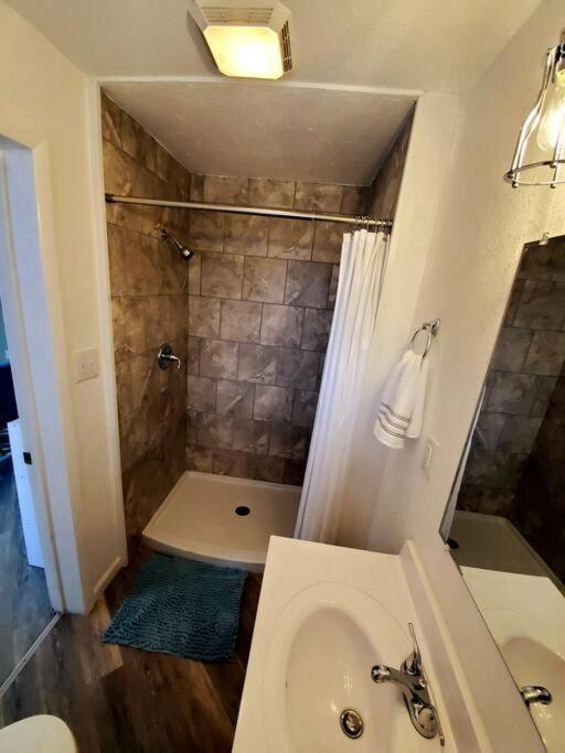 Apartment Downtown Getaway, Historic & Peaceful, Free Bikes