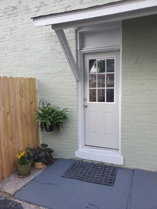 Apartment Downtown Getaway, Historic & Peaceful, Free Bikes *
